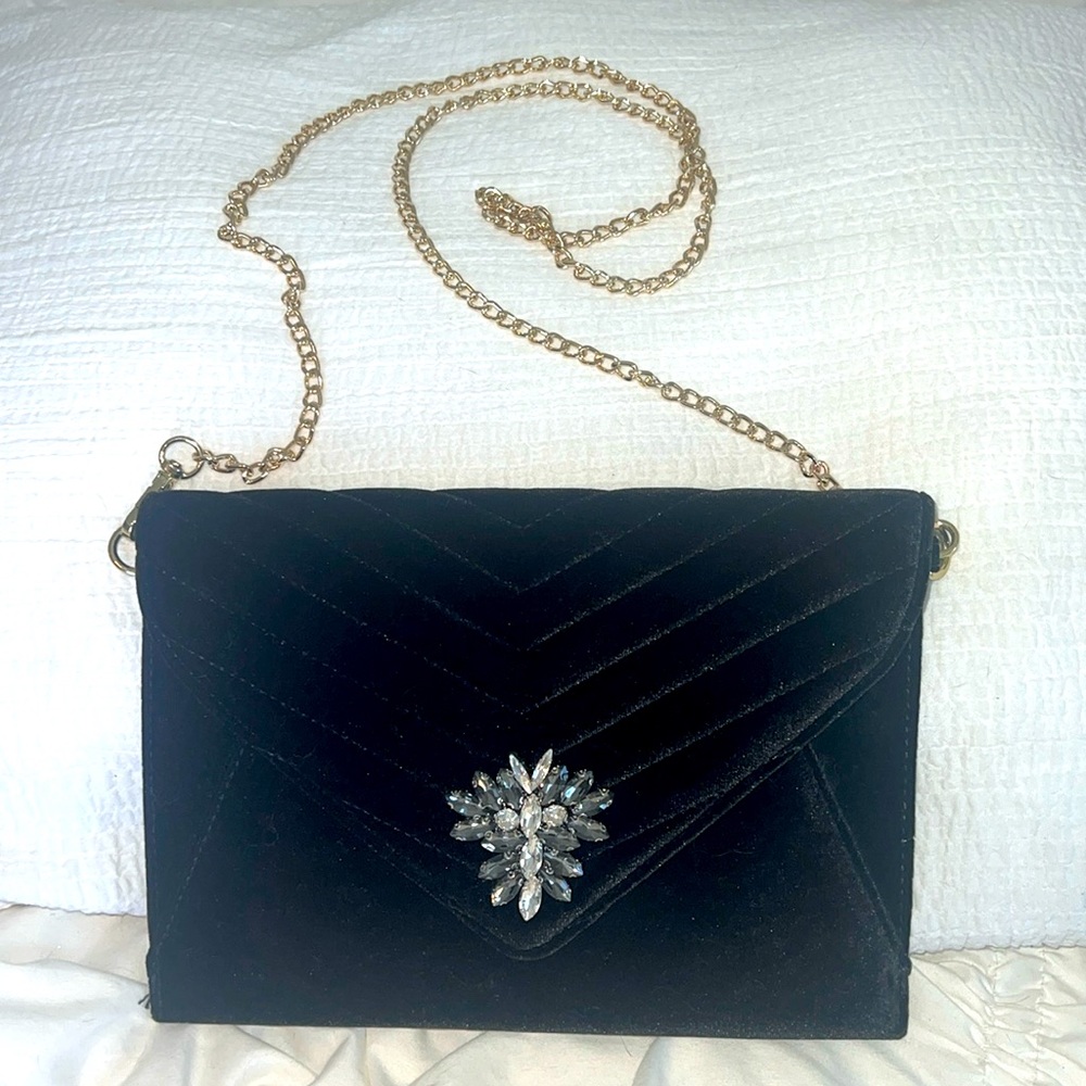 Gorgeous formal rhinestone clutch with optional gold shoulder chain! Like new!
